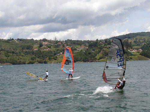 Alquiler de equipos para Windsurf en el Lago Calima