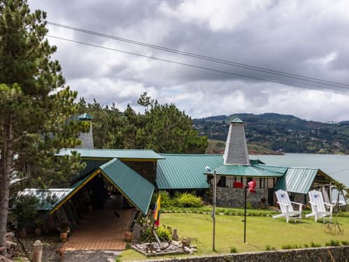 Restaurante con vista al lago Calima