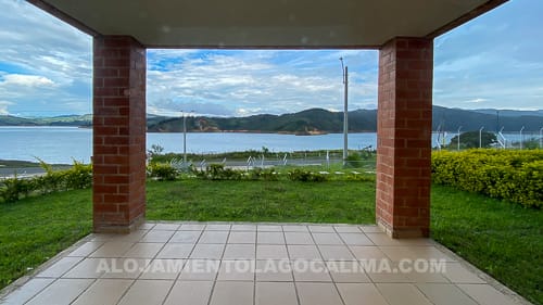 Terraza, casa en venta frente al Lago Calima