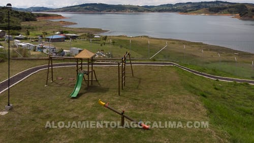 juegos para niños, condominio frente al Lago Calima