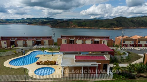 piscina del condominio, casa en venta frente al Lago Calima
